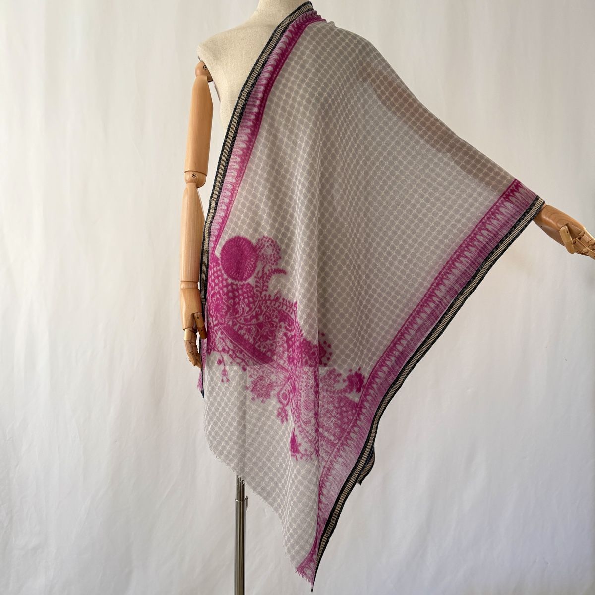 Foulard & Sciarpe: INOUI Wool & Silk Scarf – Nuovo (secondo la descrizione) da Emmen venduto da Colette-Juliette 1