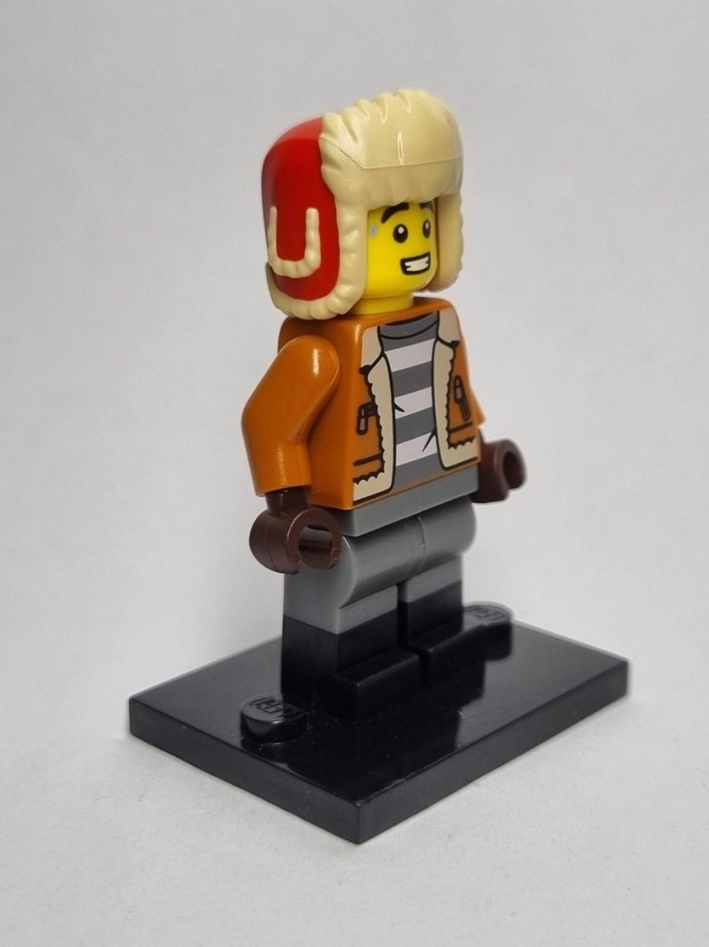 Lego Kit di costruzioni: LEGO BAM Late 2023 Winter Guy with Jacket (Version 3) – Nuovo (secondo la descrizione) da Basadingen venduto da NekoBricks 2
