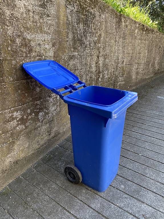 Sonstiges für Büro & Gewerbe: Kunststoffcontainer – Gebraucht aus Brügg BE von Nayeli02 1