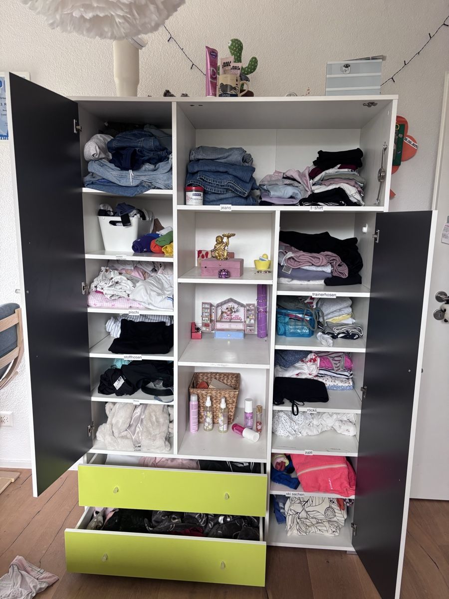 Armoires: Kleiderschrank – D'occasion à Burgdorf par Hanna.Ir.Ma 1