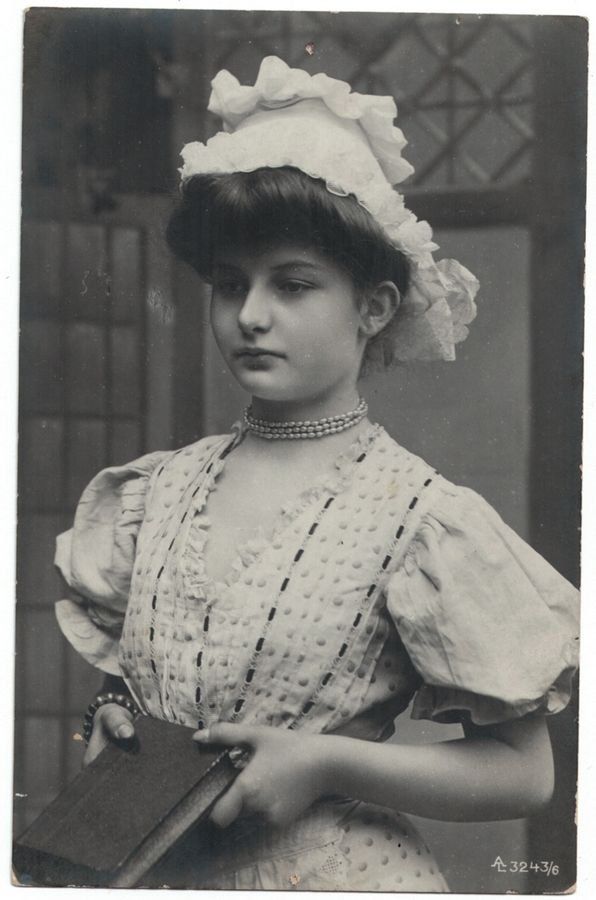 Cartoline postali: Romantik - Junge Dame mit Buch – Usato da Frauenfeld venduto da POML