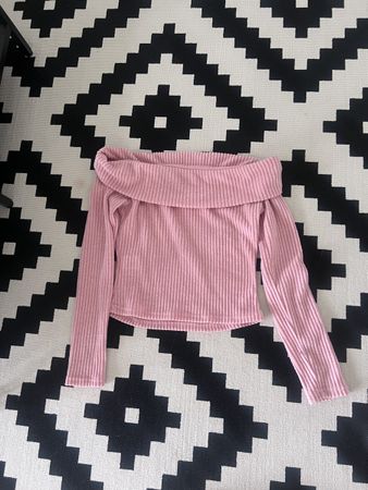 Rosa Strickpullover Carmenstil, ideal für den Übergang!