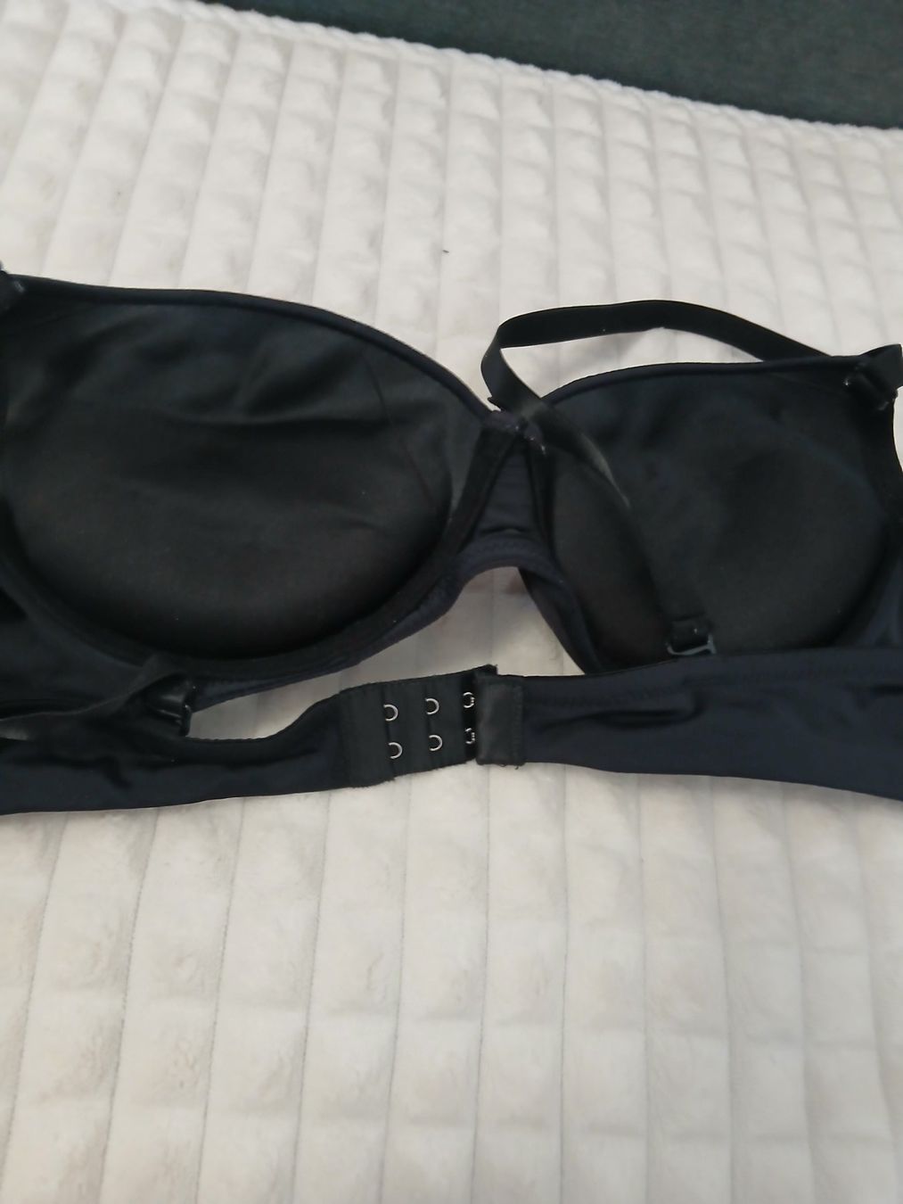 Altra biancheria intima: Schwarzer BH mit Push-up Effekt Grösse 42/95 – Usato da Glattbrugg venduto da fin_66d8 2