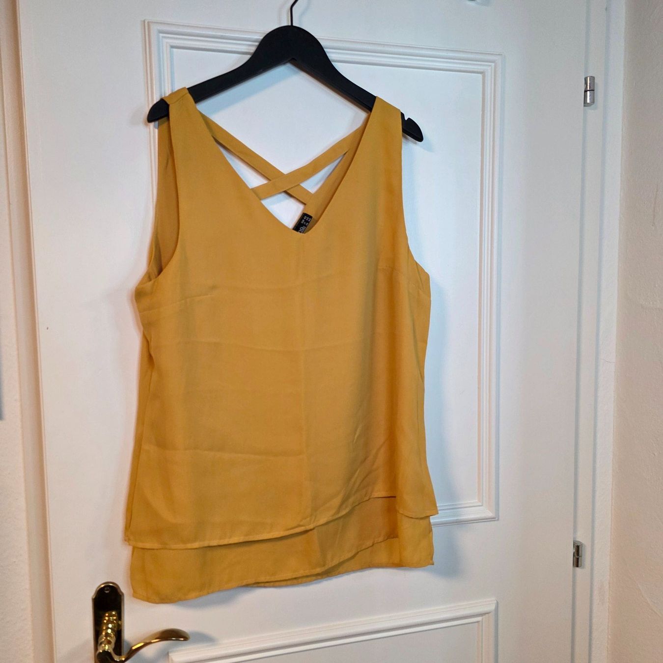 Blusen: Ockerfarbene Bluse mit Rückendetail Janina – Gebraucht aus Wald ZH von CapLux 2