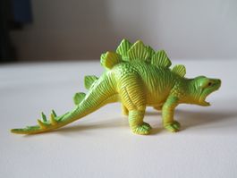 kleiner herziger Dinosaurier Stegosaurus ca.12x5 cm grüngelb