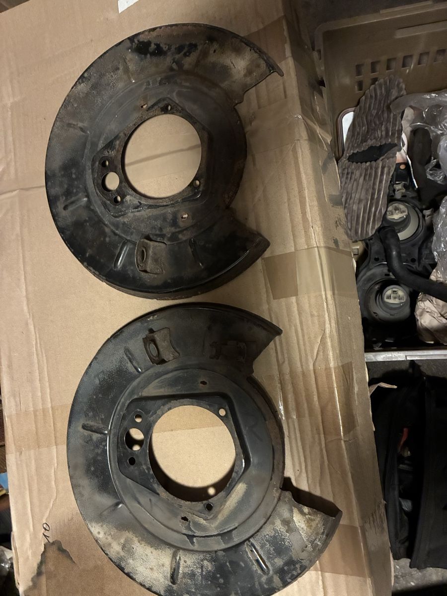 BMW Tutti pezzi di ricambio auto: Bmw e24 e28 bremsblech – Usato da Grenchen venduto da Netii10