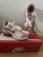 Nike Sneaker Modell rosa weiss neu grösse 40