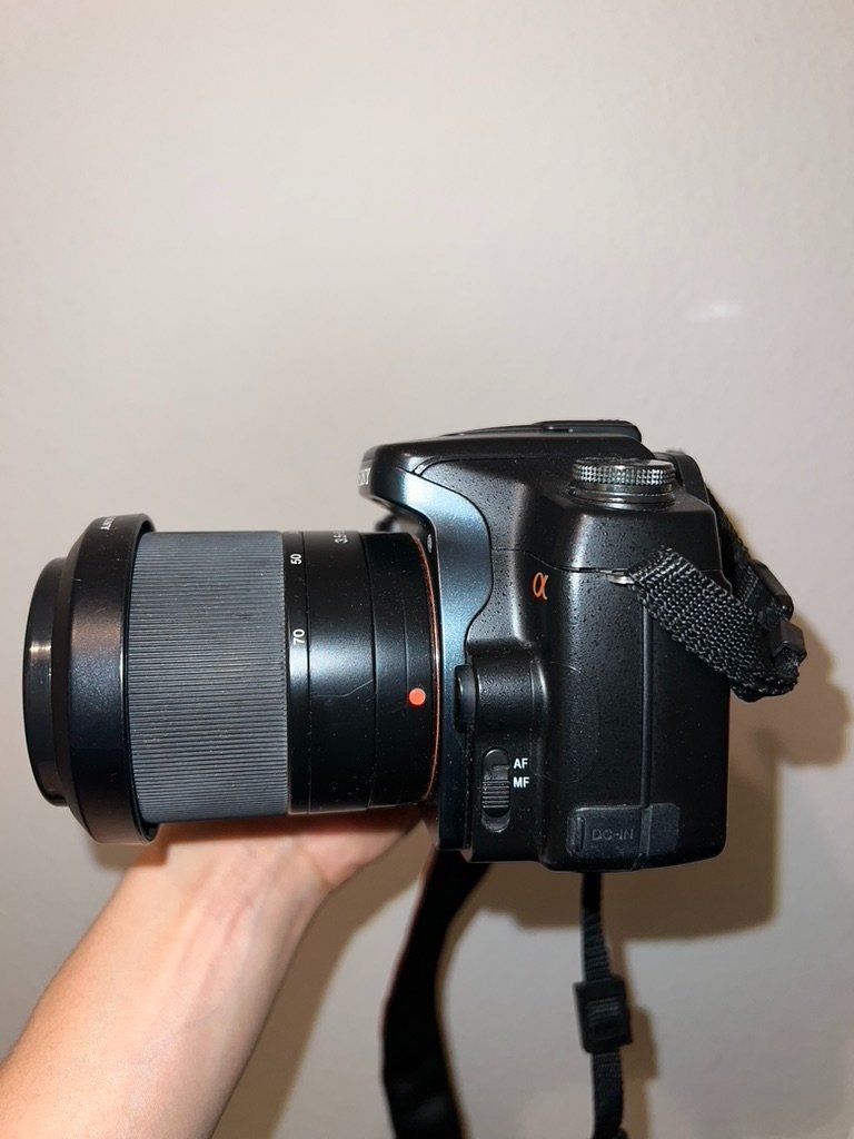 Sony Fotocamera: Digitale Sony Spiegelreflex, gebraucht, Akkuladegerät fehlt – Usato da Zürich venduto da selinamorell