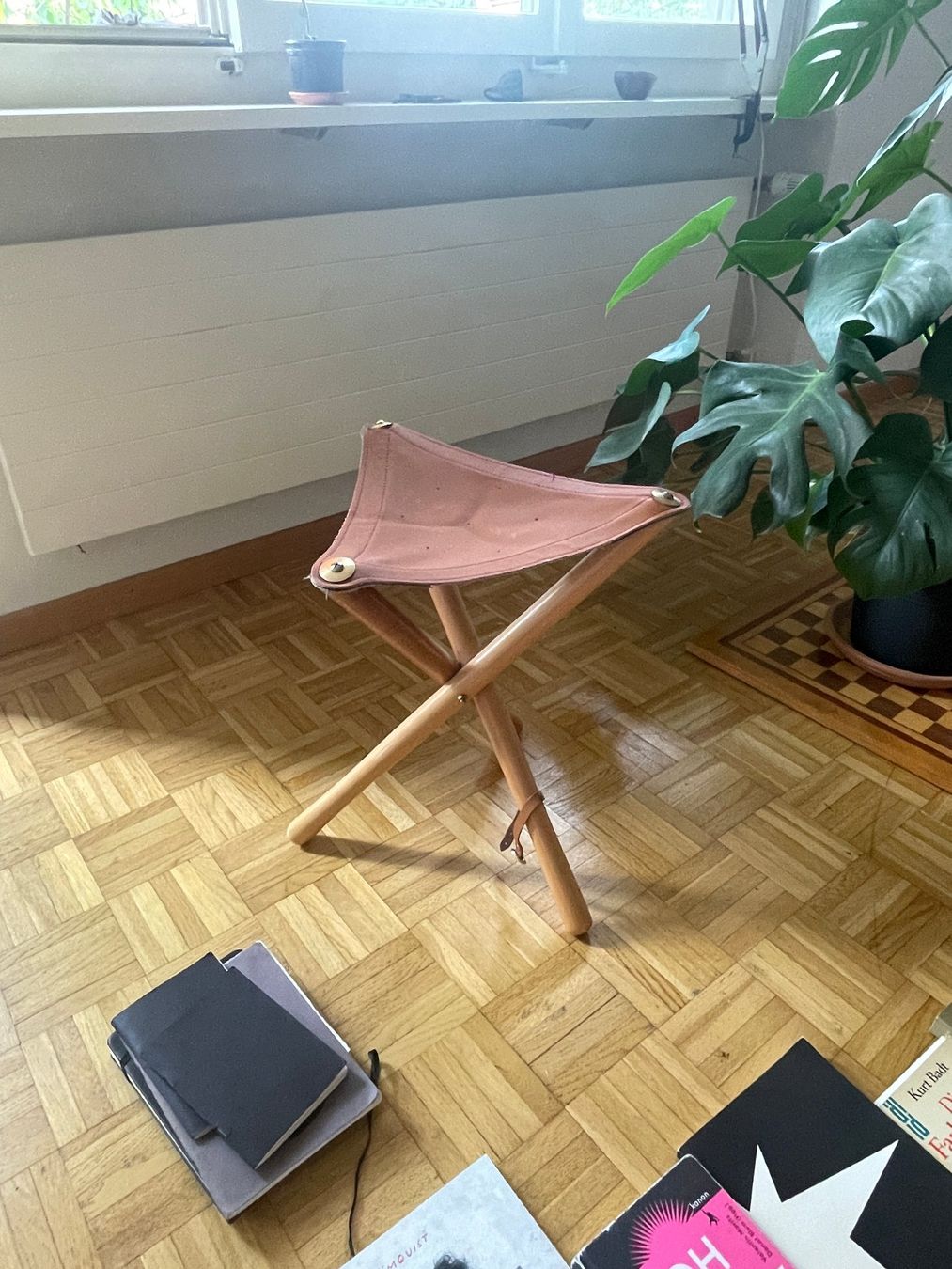 Sgabelli: Dreibeinhocker mit Ledersitzfläche, Malstuhl – Usato da Zürich venduto da eric_kammermann