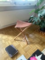 Dreibeinhocker mit Ledersitzfläche, Malstuhl