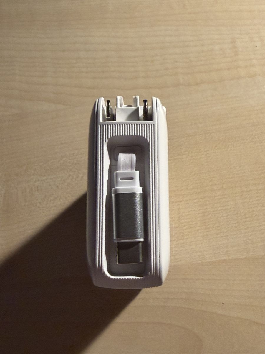 Caricatori & Batterie: WiWU Powerbank 6000mAh mit AC-Stecker – Nuovo (secondo la descrizione) da Zürich venduto da alp_wdr8 2