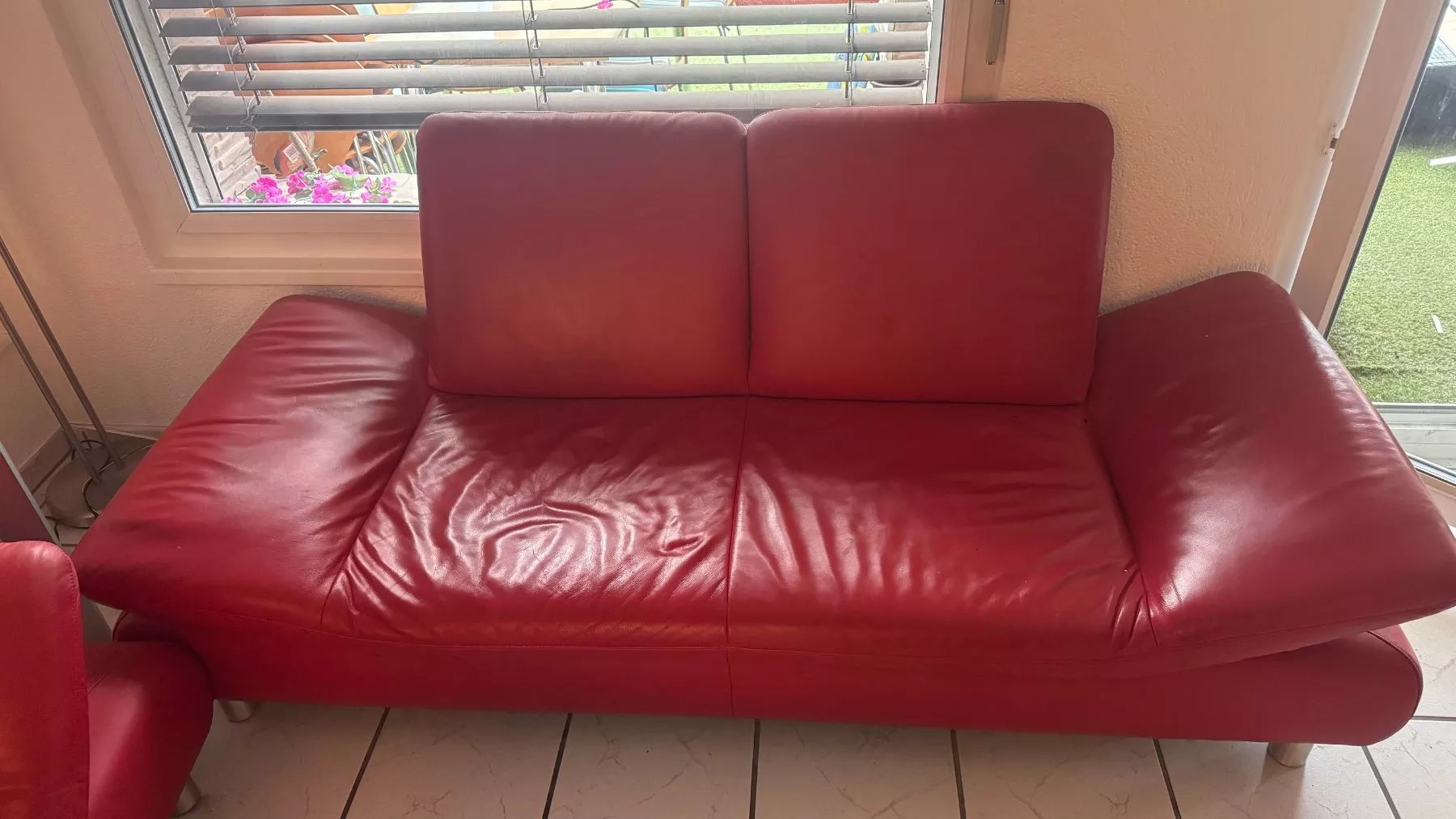 Koinor Divani: Koinor Tara Echtleder-Sofagarnitur Rot (2 Sofas plus Hocker) – Usato da Bertschikon Gossau venduto da chive2000 1