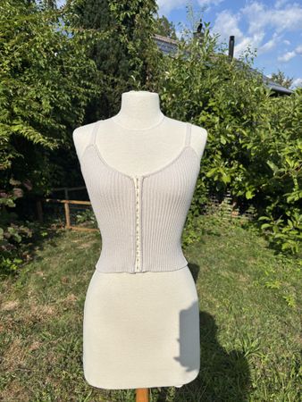 Zara Top gerippt mit Verschluss Grösse L beige