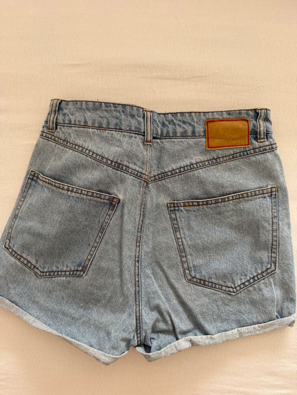 Vero Moda Jeans: Jeans Shorts hellblau Grösse S – Usato da Nänikon venduto da tob_g7dm 1