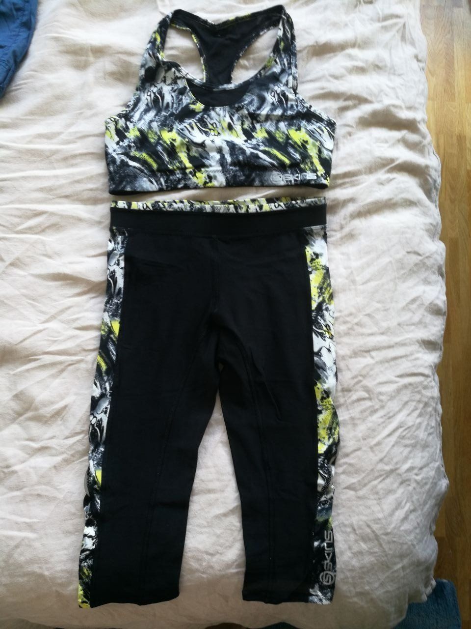Skins Leggings: Skins Set BH und 3/4 Hose S – Usato da Bern venduto da M.J.R.