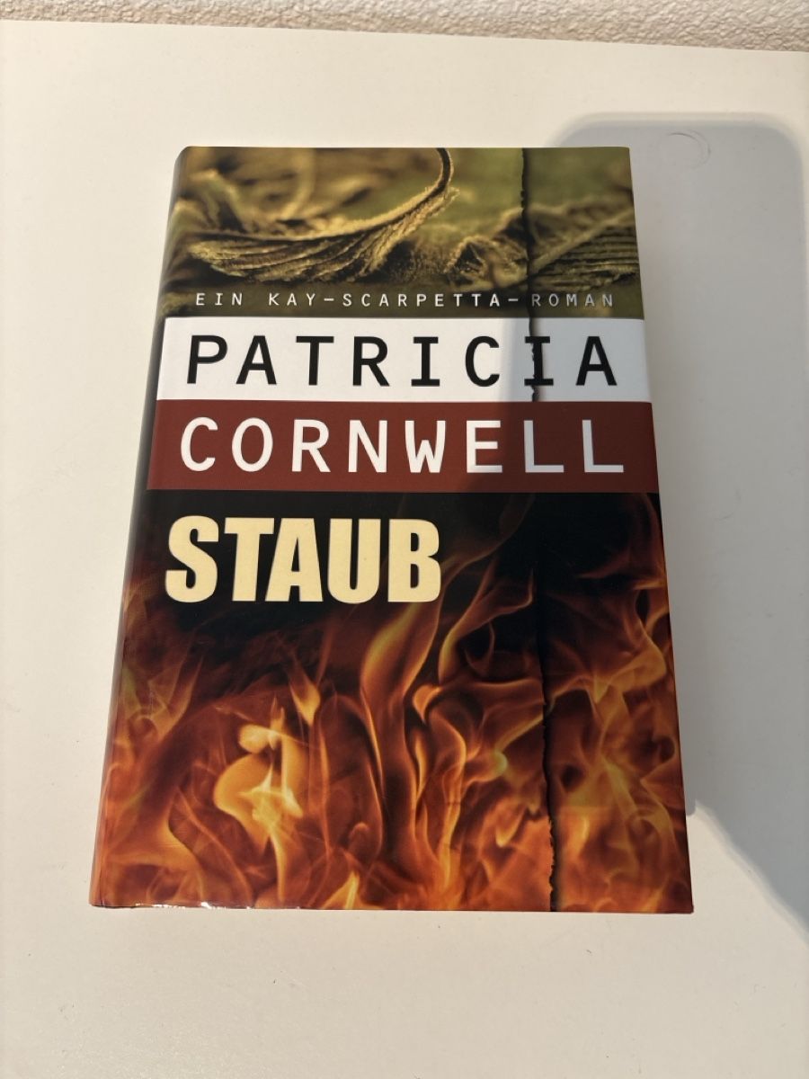 Libri: Patricia Cornwell - Staub, neuwertig – Nuovo (secondo la descrizione) da Adliswil venduto da ninotschka7