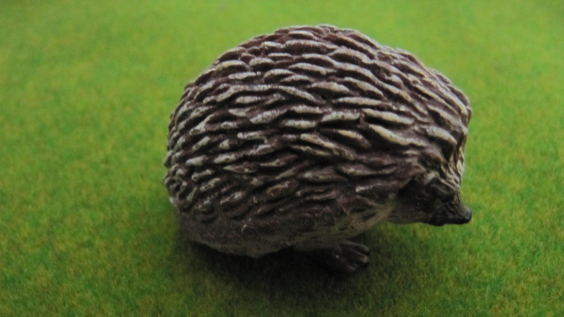 Schleich Giocattoli: Schleich  Hirsch und Igel – Usato da Brunnen venduto da Kiwiland1 2