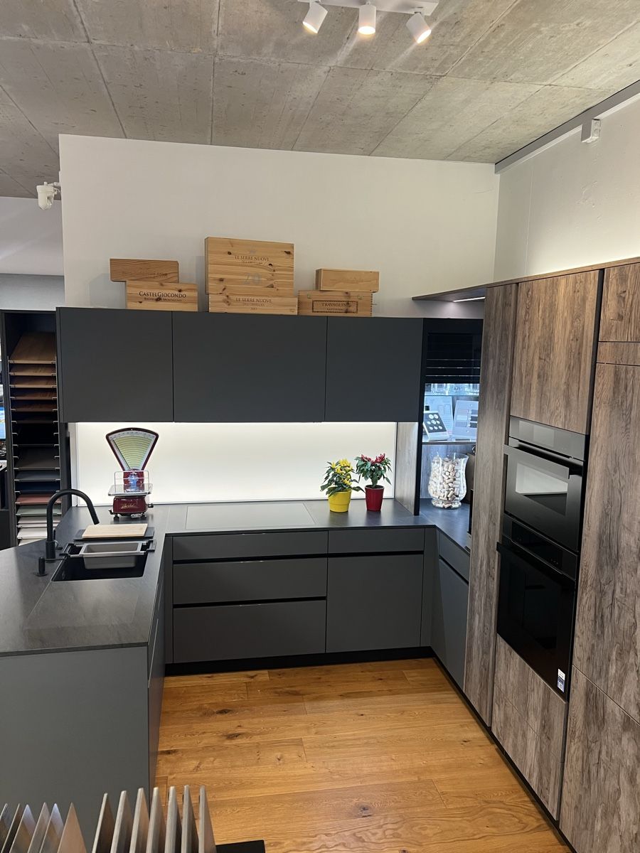 Komplettküchen: Cuisine complète avec appareils électroménagers – Neu (gemäss Beschreibung) aus Villars-Ste-Croix von Maaaat 9