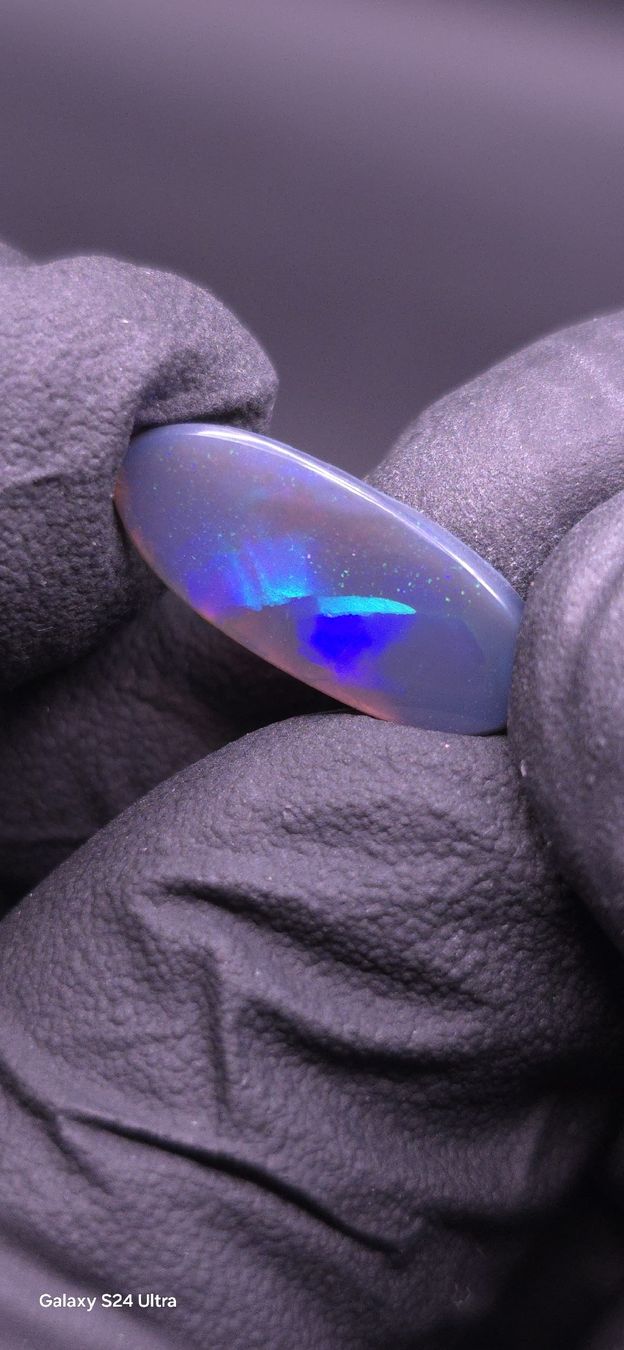 Pietre preziose: Lightning Ridge Opal 2.21ct – Electric Blue Flash – Nuovo e nell'imballaggio originale da Flüh venduto da OpalSmile_CH