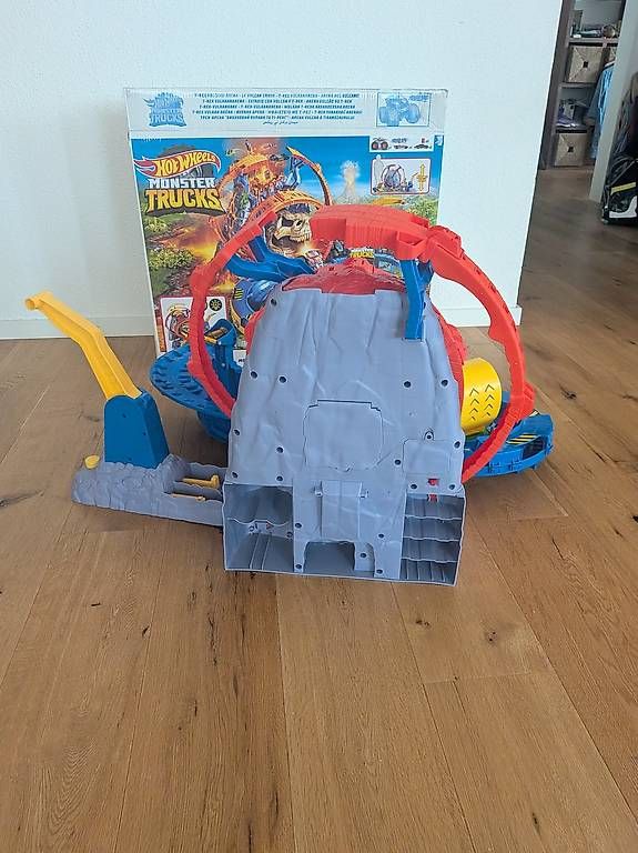 Giocattoli: Hot Wheels Monster Trucks Bahn T-Rex Vulkan Arena – Usato da Stansstad venduto da lengsi 4