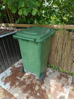 Grüne Abfalltonne / Müllcontainer mit Rollen