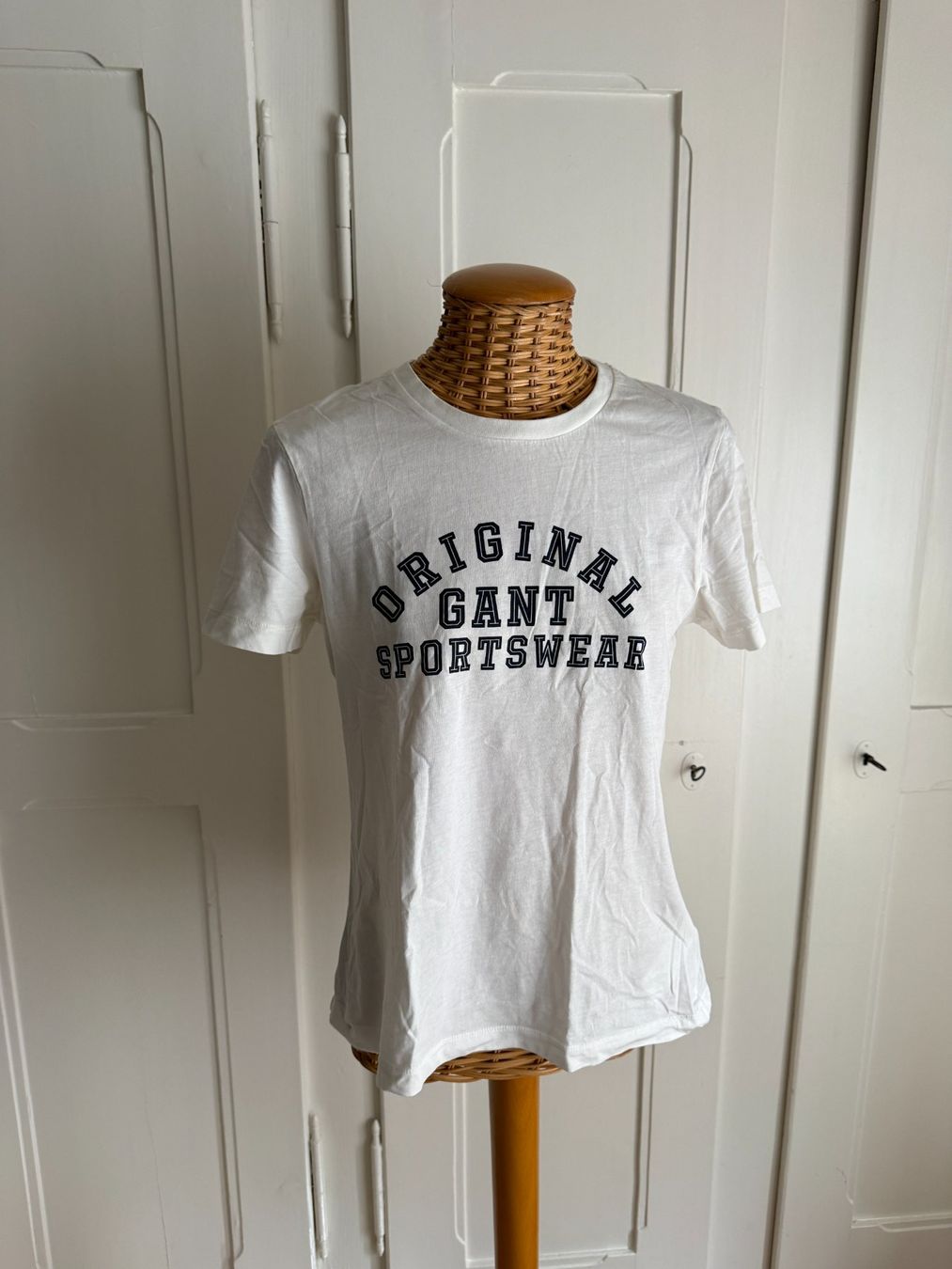Gant T-Shirts: GANT - T-Shirt weiss mit Print M – Gebraucht aus Zürich von Diazaio