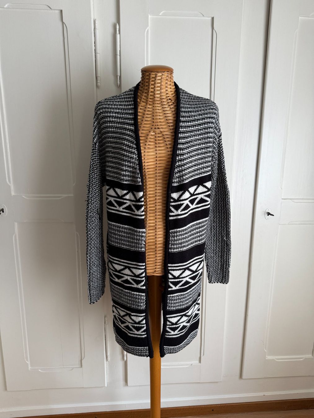 Giacche: AMISU - Strickjacke schwarz-weiss gemustert XS – Usato da Zürich venduto da Diazaio