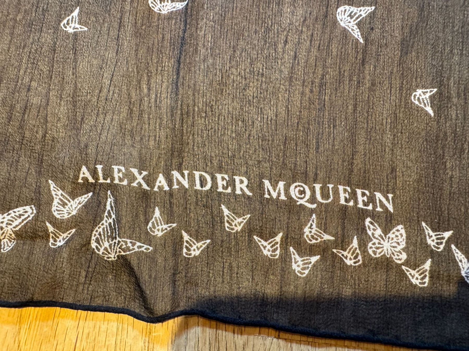 Alexander Mcqueen Foulard & Sciarpe: McQueen Printed silk scarf – Nuovo (secondo la descrizione) da Grund b. Gstaad venduto da ReLuxe 3