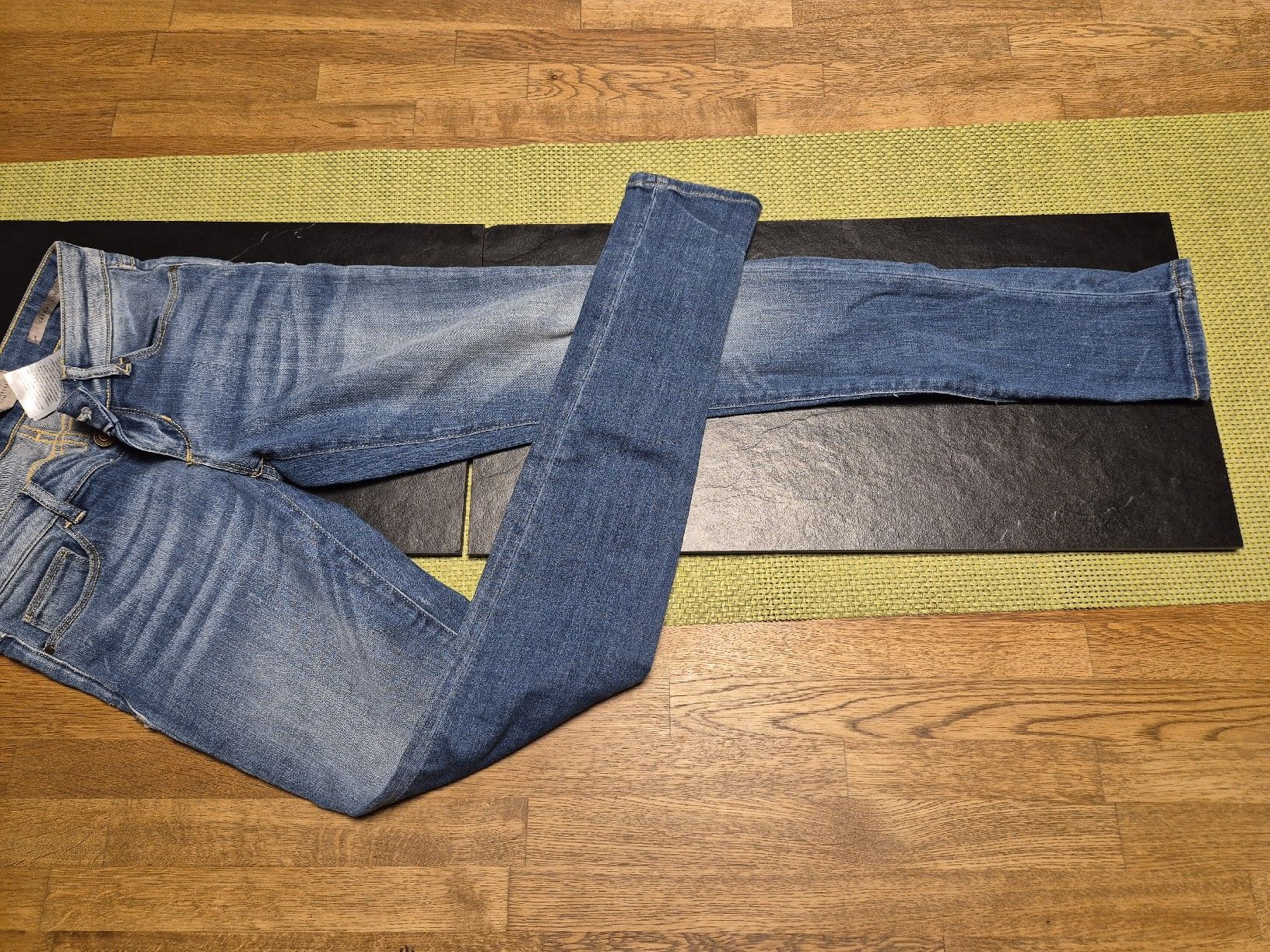 Guess Hosen: Guess Jeans,zu verkaufen – Neu (gemäss Beschreibung) aus Romanshorn von Knupsi 1