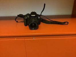 Macchina fotografica Canon EOS 1300D con obiettivo 18-55mm
