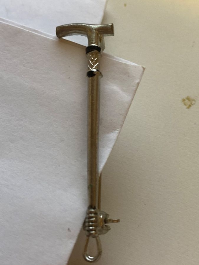 Spille & Fermagli: Broche vintage en forme de canne argentée, chic! – Usato da Le Brassus venduto da cinema13