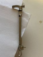Broche vintage en forme de canne argentée, chic!