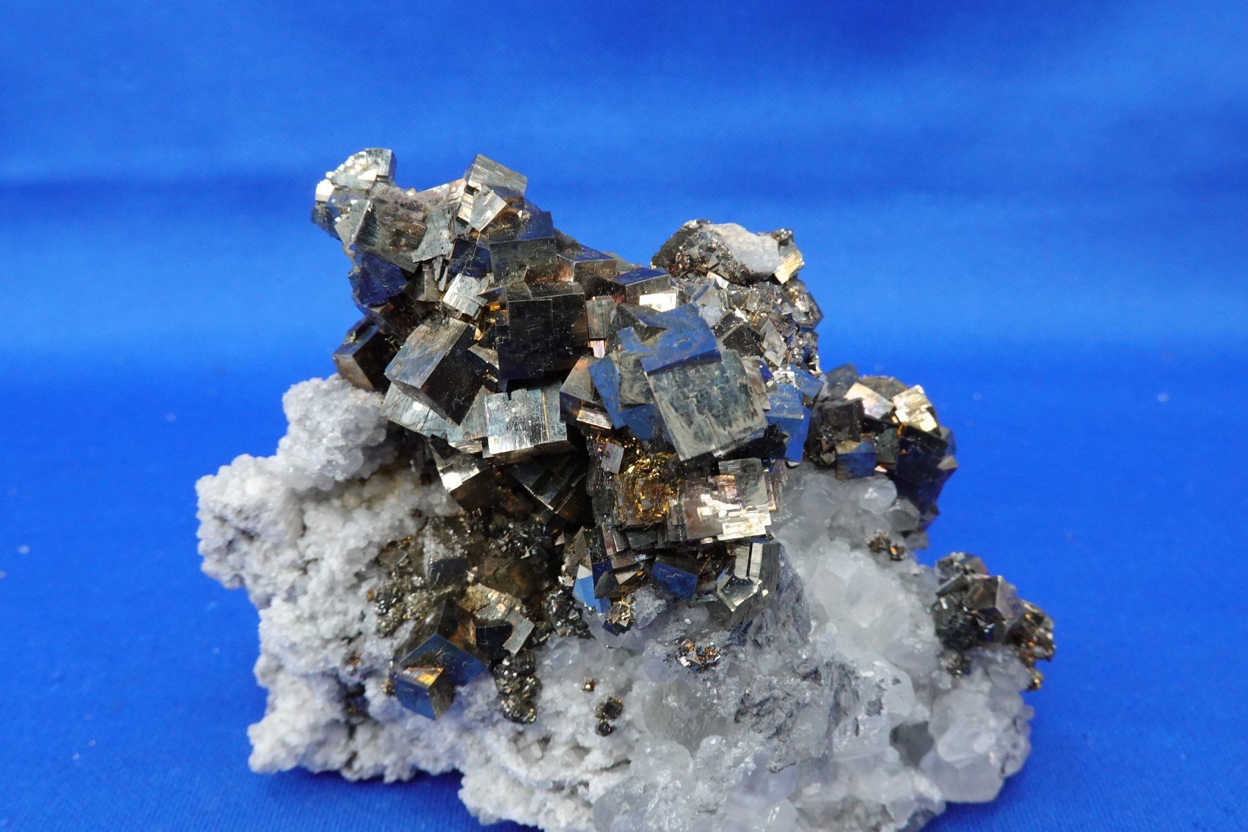 Minerali & Pietre curative: Pyrit auf Calcit (UV) – Usato da Schinznach Bad venduto da Demerald 8
