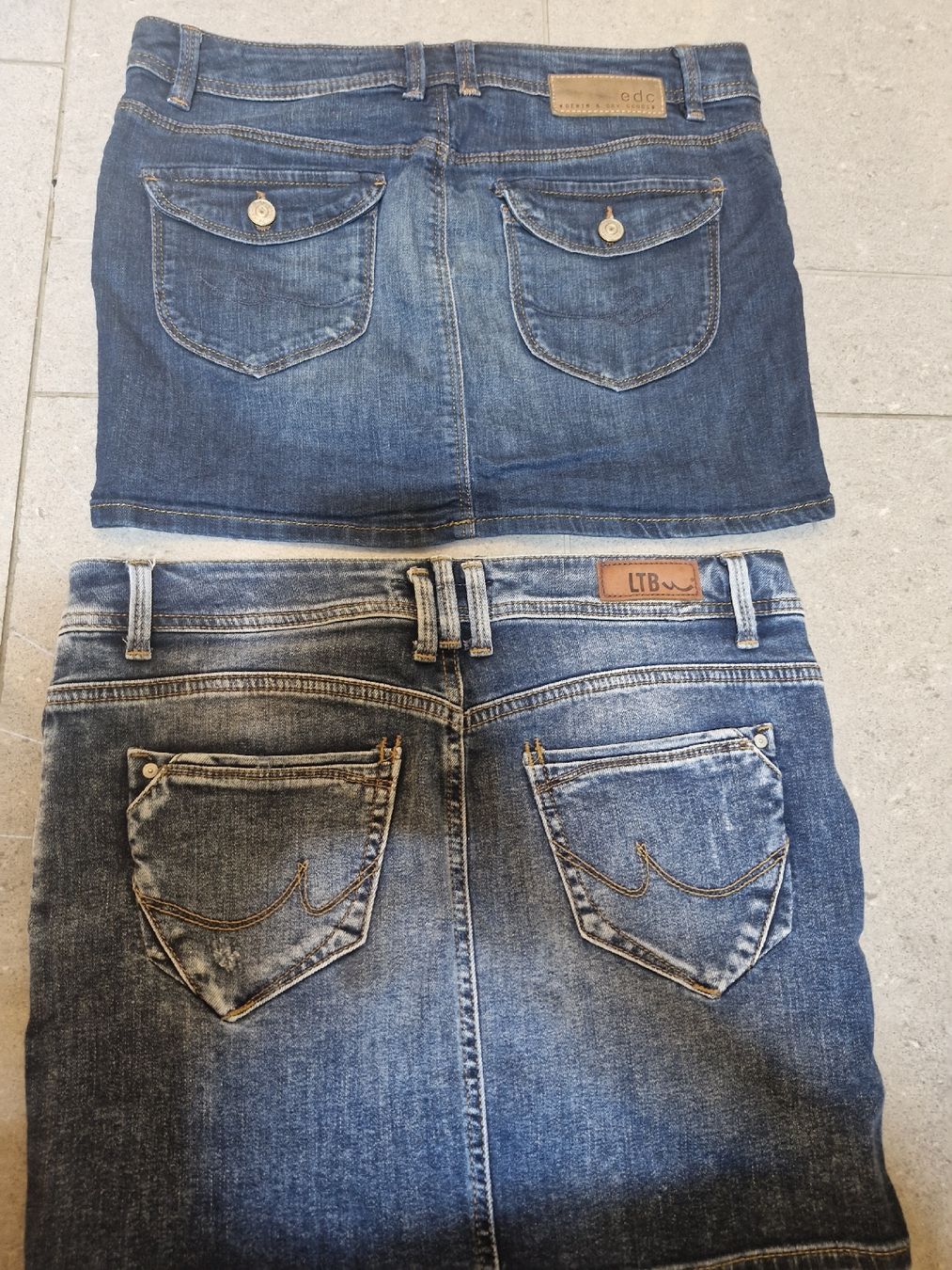 Gonne: Mini Jeansröcke Set, Grösse 36 und M, – Usato da Hergiswil LU venduto da 88winu 3