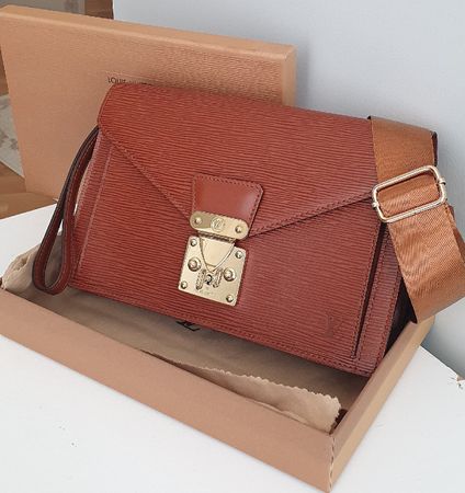 Louis Vuitton Epi Sellier Dragonne Clutch Epi Leder Cognac