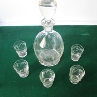Carafe en verre ancienne avec verres