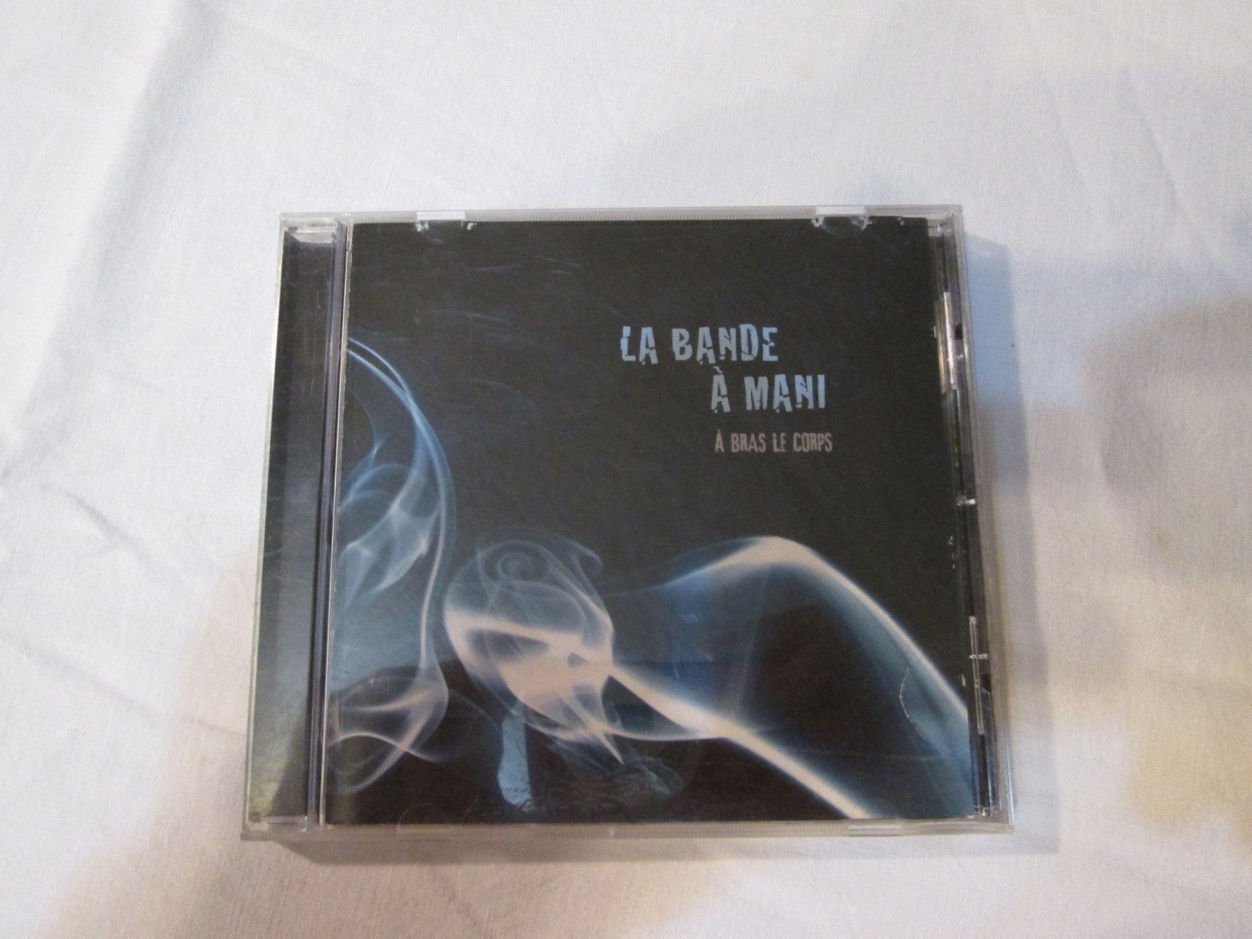 CD: CD LA BANDE À MANI - À BRAS LE CORPS – Usato da la Chaux-de-Fonds venduto da Lampe