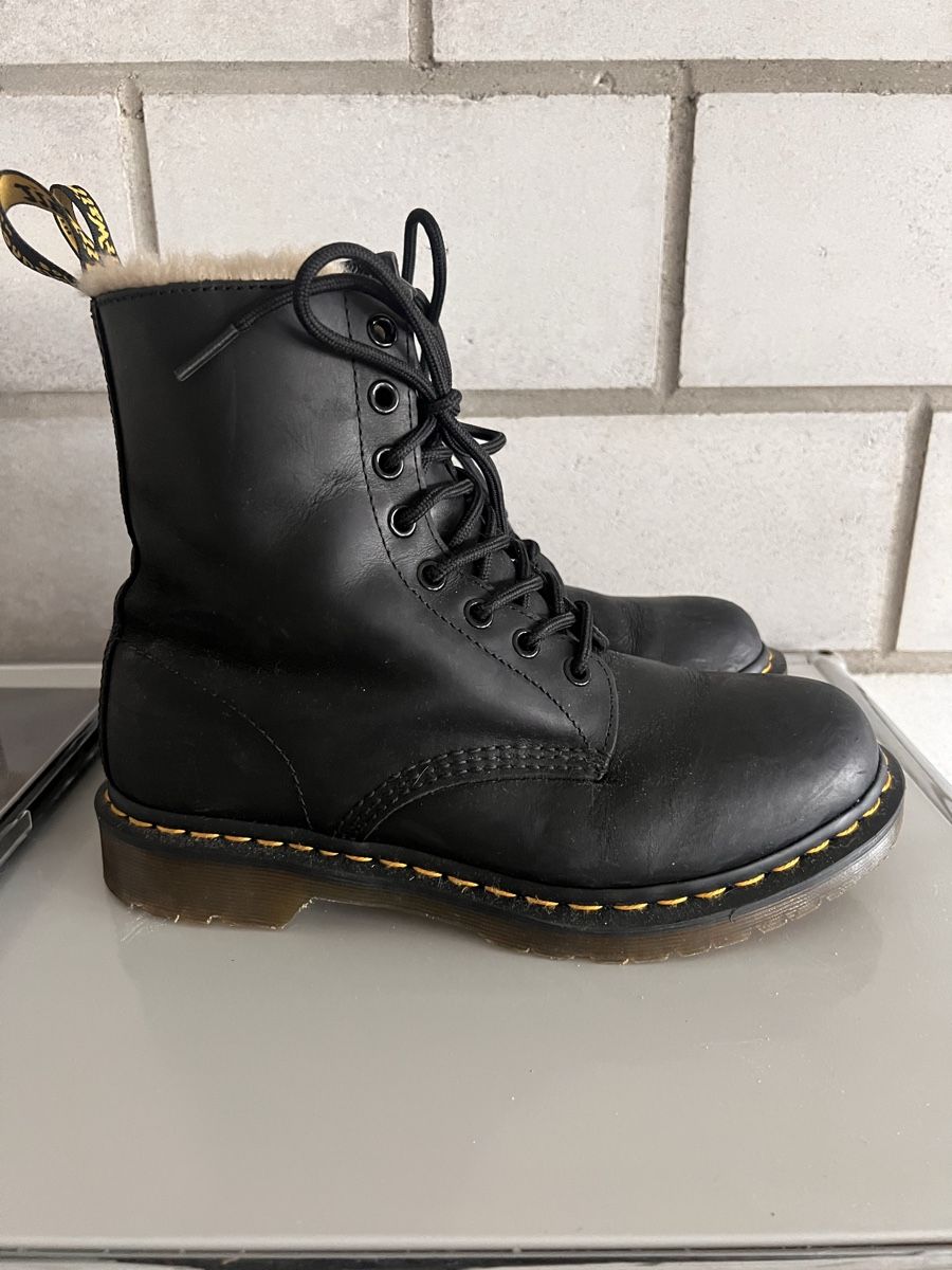 Dr. Martens Scarpe da donna: Dr Martens mit Fell Gr 39 – Usato da Biel/Bienne venduto da Jobu03