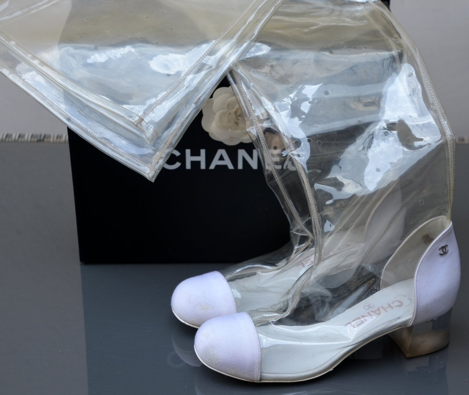 Chanel Scarpe da donna: Chanel boots / bottes 36,5 – Usato da Collonges venduto da Auganien 2