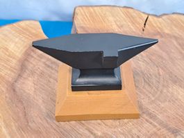 1 schöner Deko Amboss auf Holzsockel (LOT2920#AWZ9)