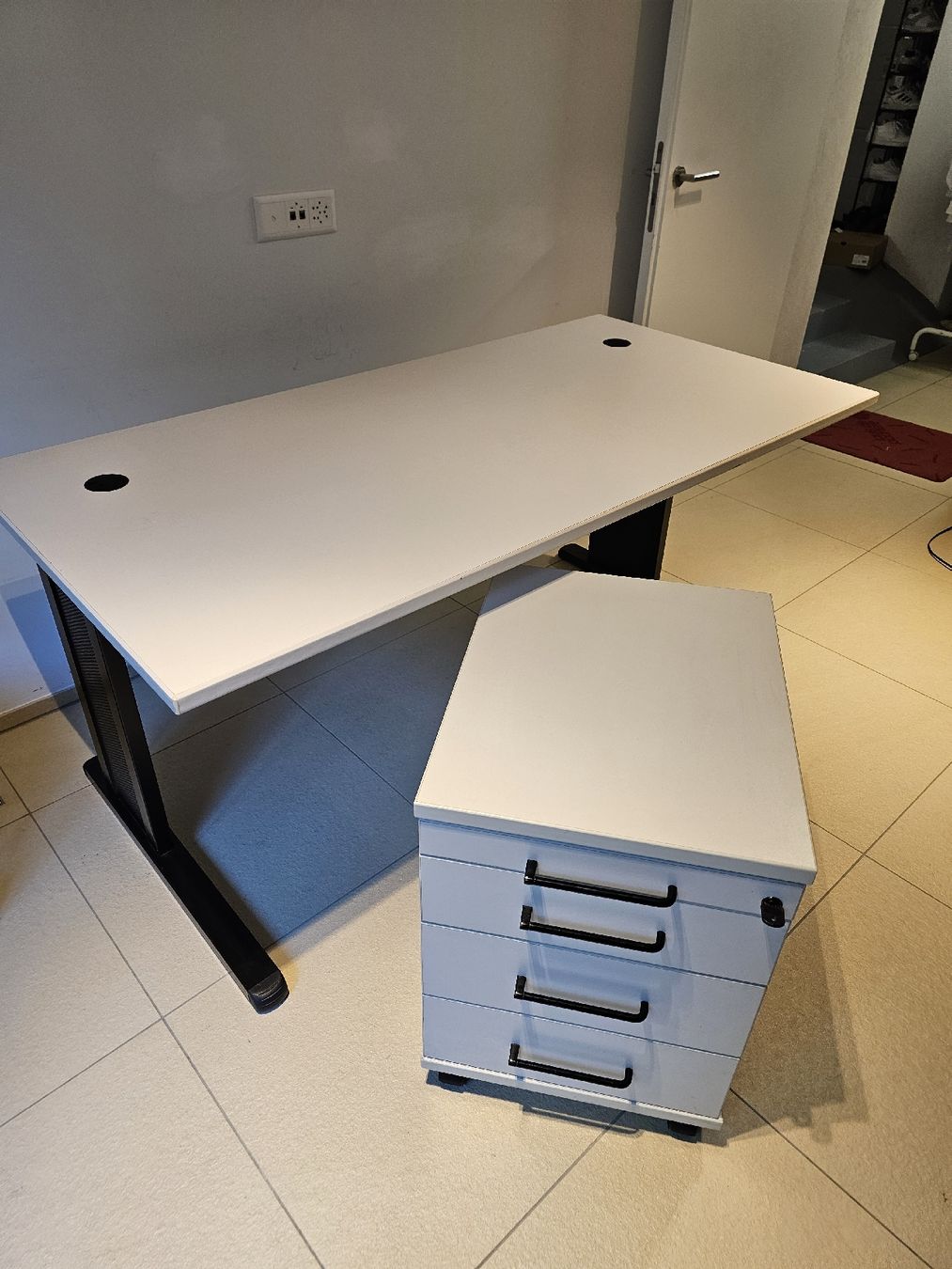 Scrivanie: Stabiler Büro Schreibtisch mit Rollcontainer – Usato da Zürich venduto da liu_cg2t 1