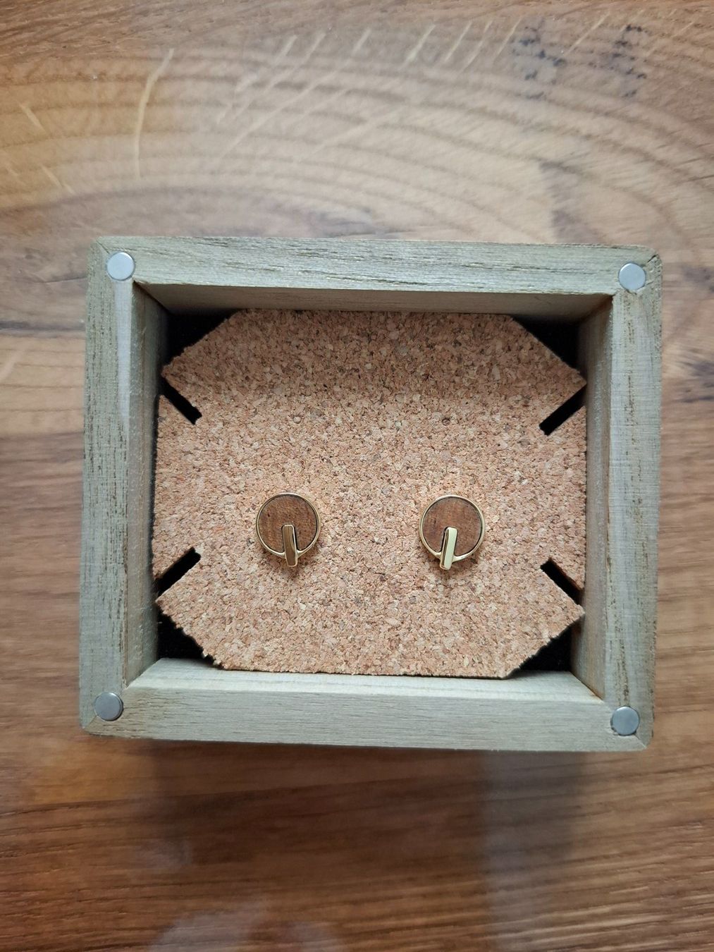 Orecchini pendenti & Orecchini a lobo: Holzkern Ohrstecker im Holzschächtelchen – Nuovo e nell'imballaggio originale da Luzern venduto da liv_6n92 1