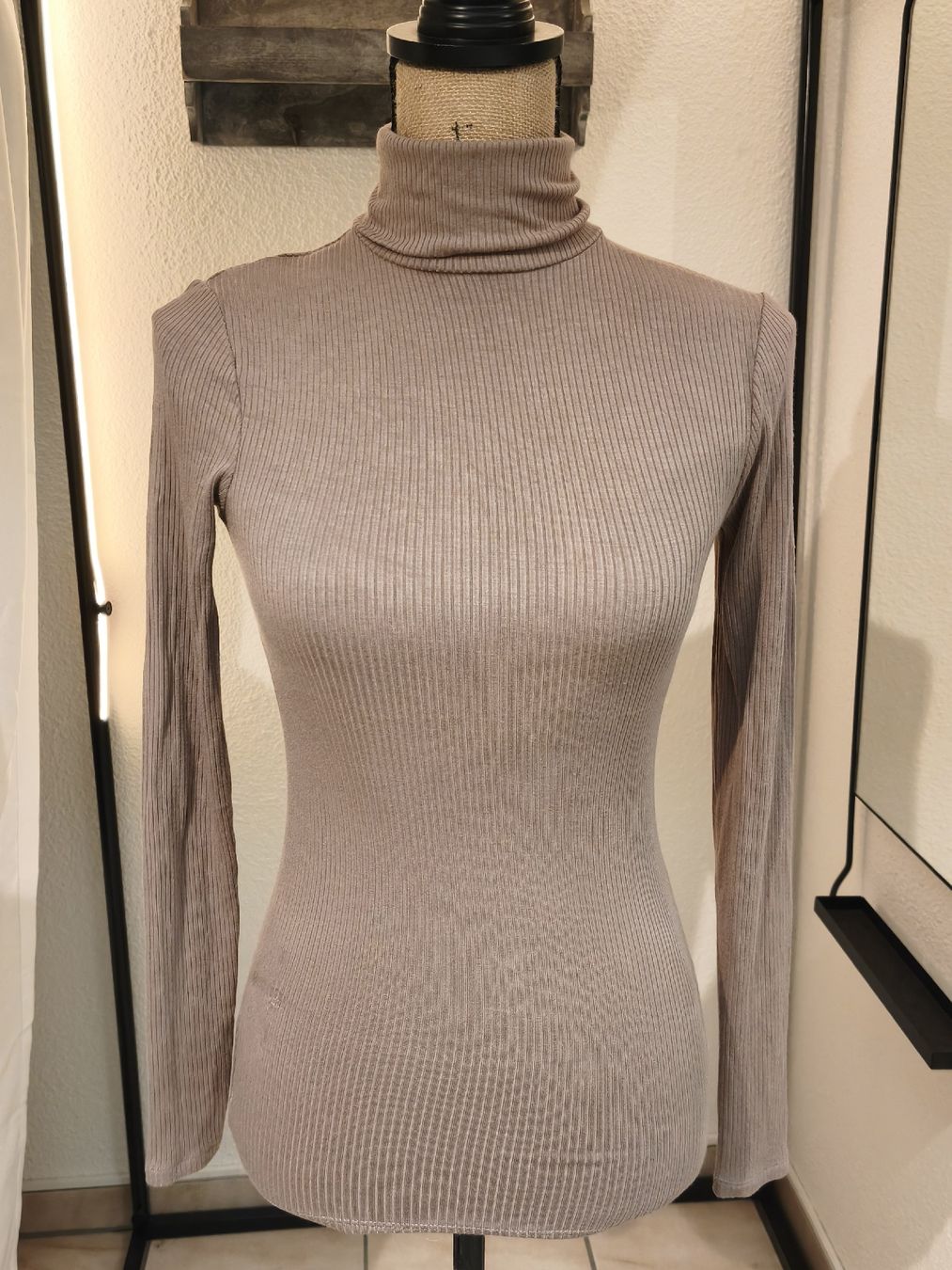 Pulls & Sweat-shirts: Rollkragenpullover Amisu beige gerippt Grösse XS – Neuf (Voir description) à Emmetten par SecondhandSiska