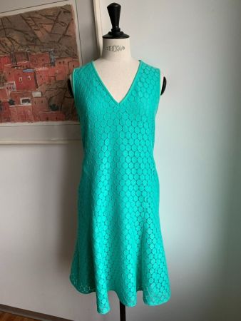 AKRIS: Neues türkisfarbenes Sommerkleid mit V-Ausschnitt, 36