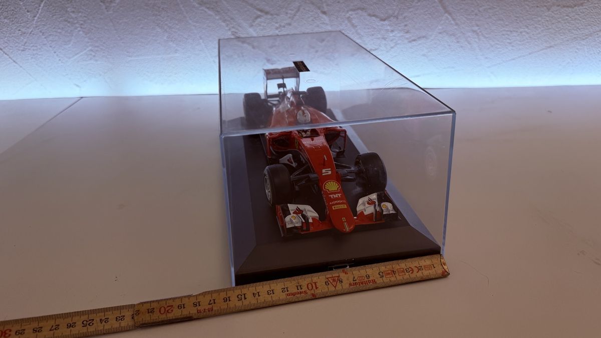 Ferrari Modellini d'auto: Ferrari Formel 1 Modellauto im Displaykasten  – Usato da Rotkreuz venduto da perlengott 1
