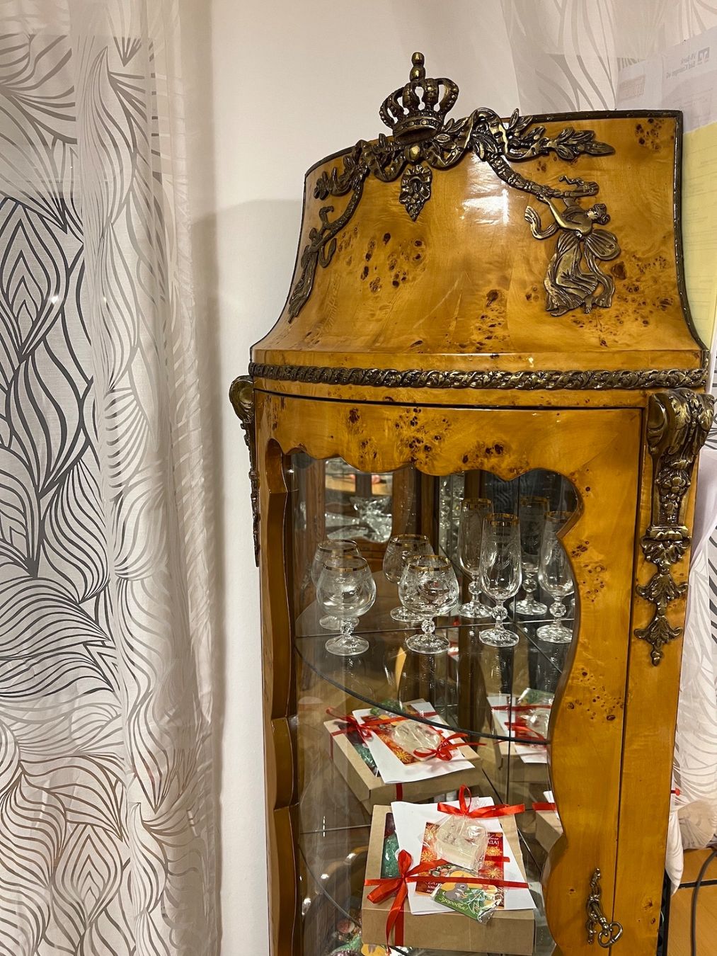 Vetrine: Barock Vitrine Eckvitrine Eckschrank Barockstil Messing – Usato da Gemünden venduto da GEUENWALD 5