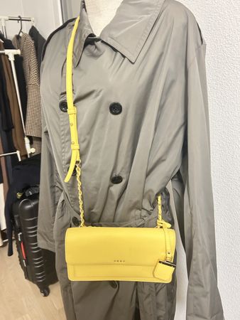 DKNY Gelbe Ledertasche mit Kette, neuwertig! 46 Zeichen