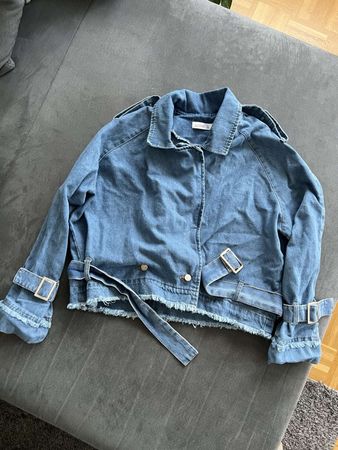 Jeansjacke mit Gürtel - Perfekt für den Übergang!