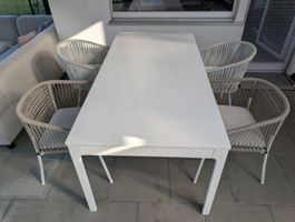 Tisch + Stühle 