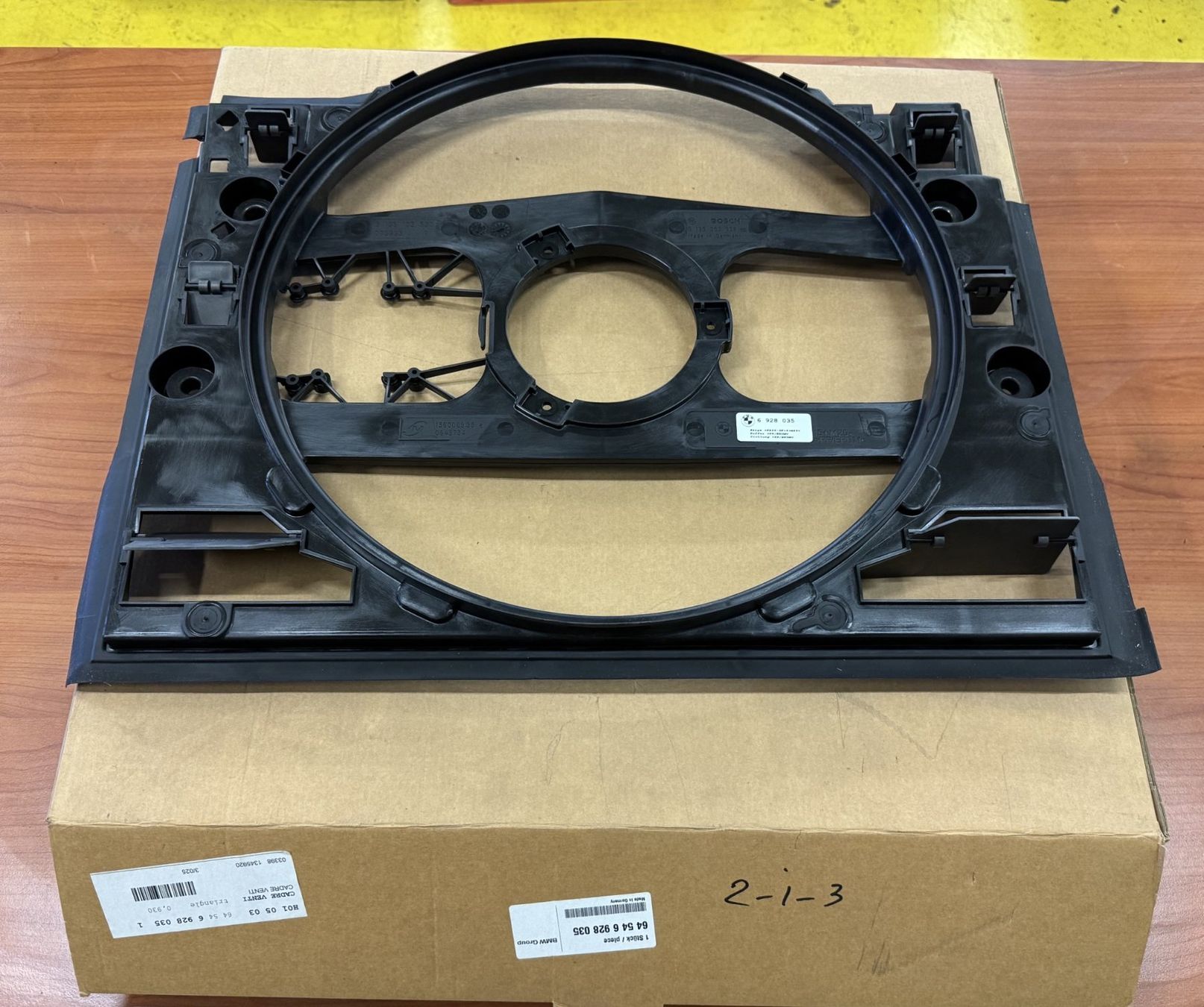 BMW Tutti pezzi di ricambio auto: BMW Série 3 E46 support de ventilateur – Nuovo (secondo la descrizione) da Satigny venduto da rfo59